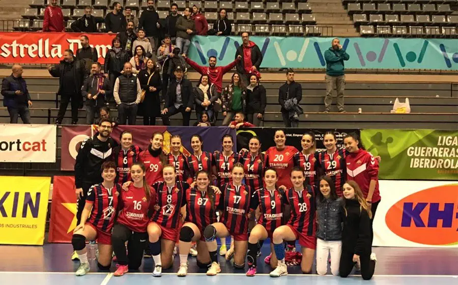 L'Handbol Gavà i aficionats a les grades de l'Olímpic