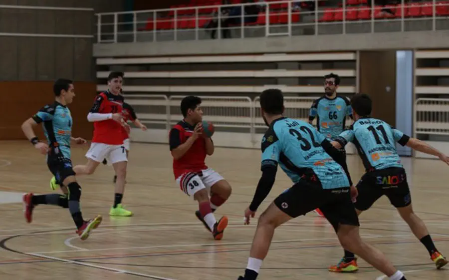 El pavelló Miquel Poblet rep el Cambrils B, el tercer classificat (imatge del partit contra el Salou)