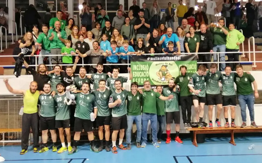 Jugadors i seguidors celebrant l'ascens al Garbí Arena