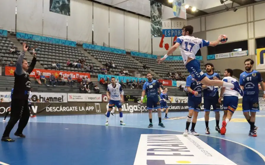 Adrià Martínez en un xut des de l'extrem