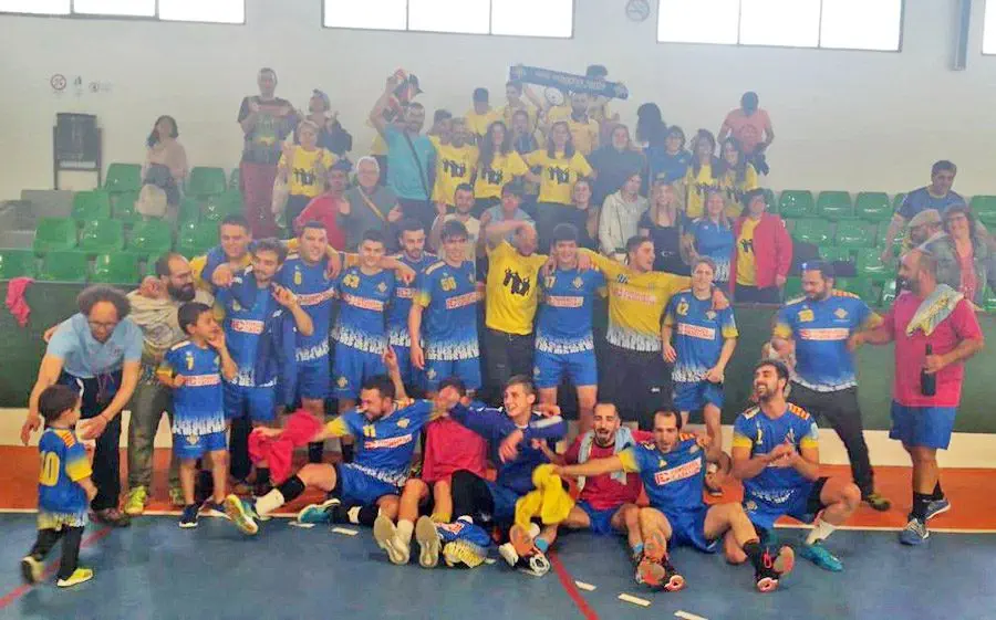 El Sarrià B i la seva afició després de guanyar a Sant Fost
