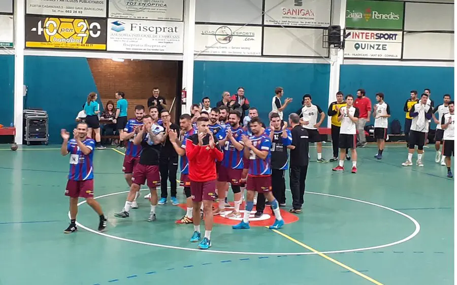 El Gavà aplaudint a la seva afició