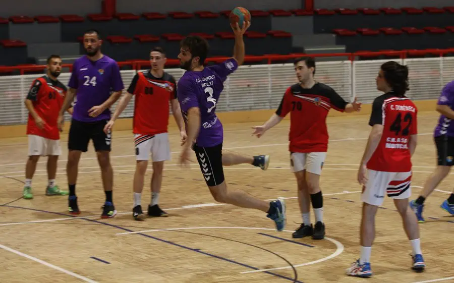El pavelló de Ripollet rep un bon partit (imatge del partit contra el Montcada C)