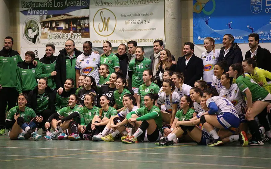 Els dos equips al final del partit d'anada