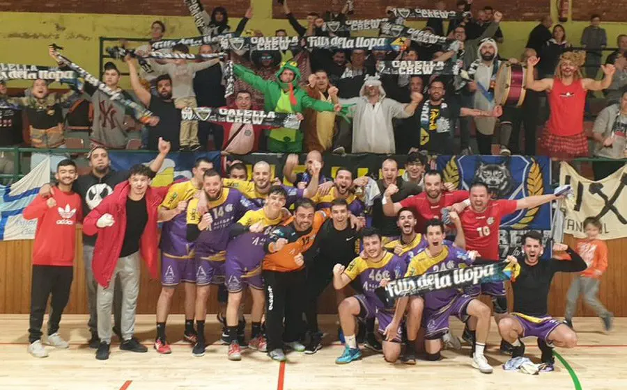 El Calella celebrant el triomf amb l'afició