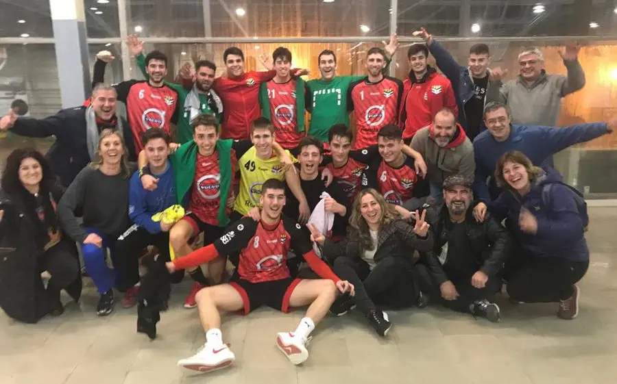 Els jugadors de la Coope amb els seus seguidors a Sant Quirze