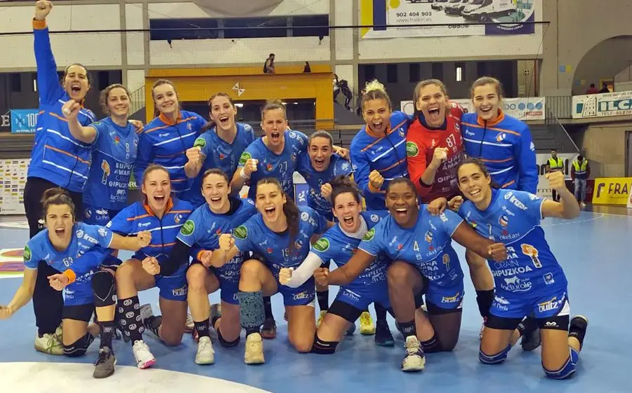 El Bera Bera és el nou campió de la Lliga Iberdrola amb tres catalanes que veiem a la fila de sota (Gil 1a per la dreta, Boada 3a i Cesáreo 4a).