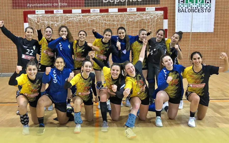 L'equip mataroní després de la important victòria a Elda