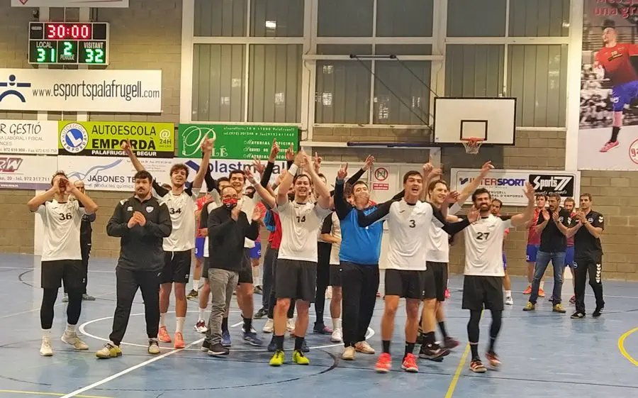 La Salle Bonanova aplaudint al públic després dle partit