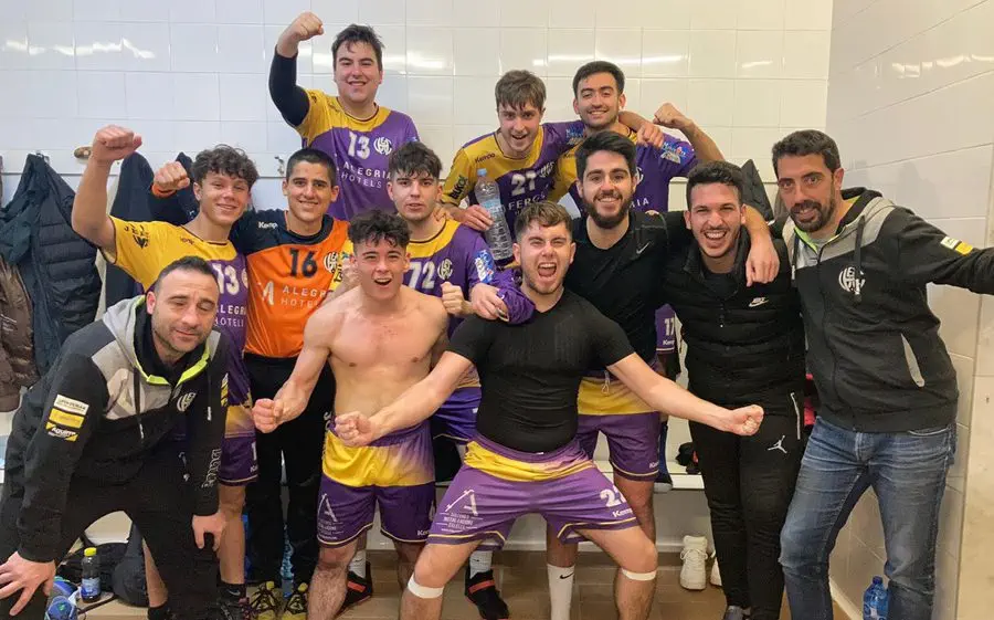 Alegria dels jugadors del Calella B després d'obtenir la classificació