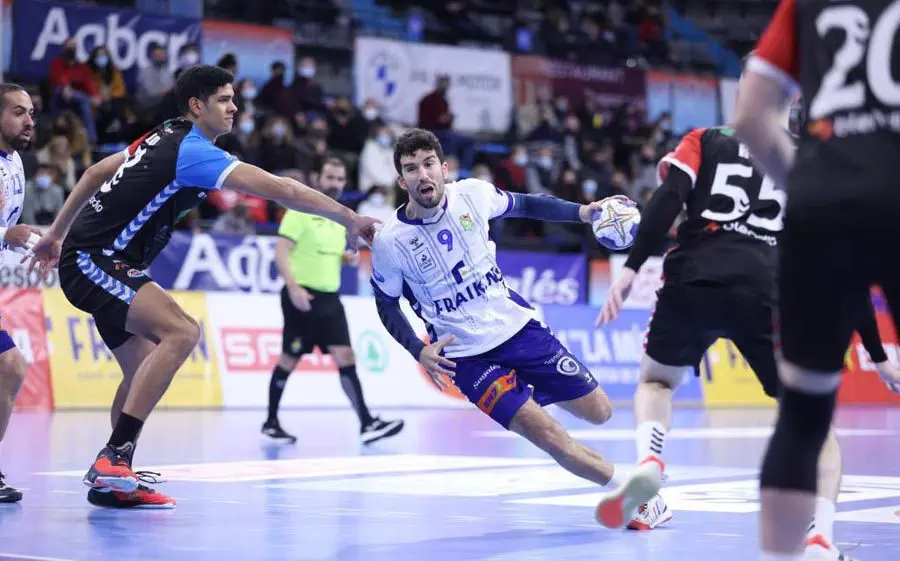 Pol Valera en acció en el partit de tornada a l'Olímpic