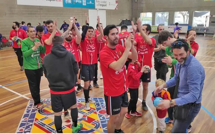 El GEiEG saludant al públic després del triomf davant el Cambrils