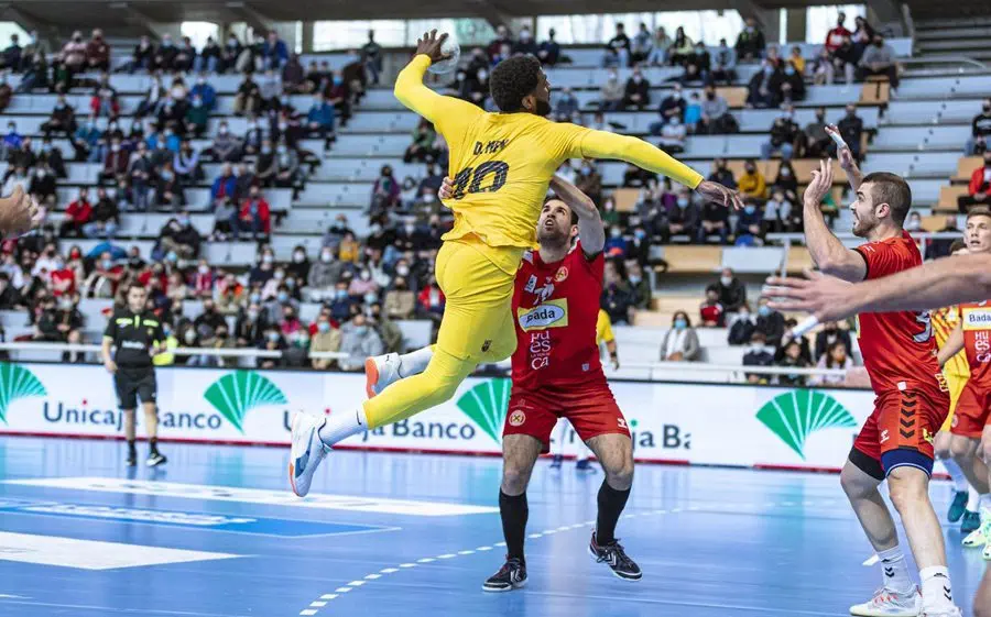 Dika Mem en una acció ofensiva del partit