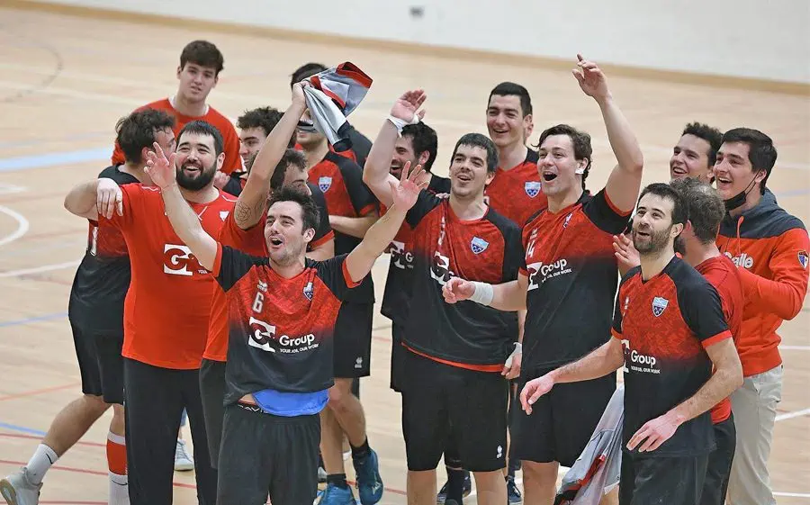 Els jugadors de la Bonanova celebrant l'accés a fases
