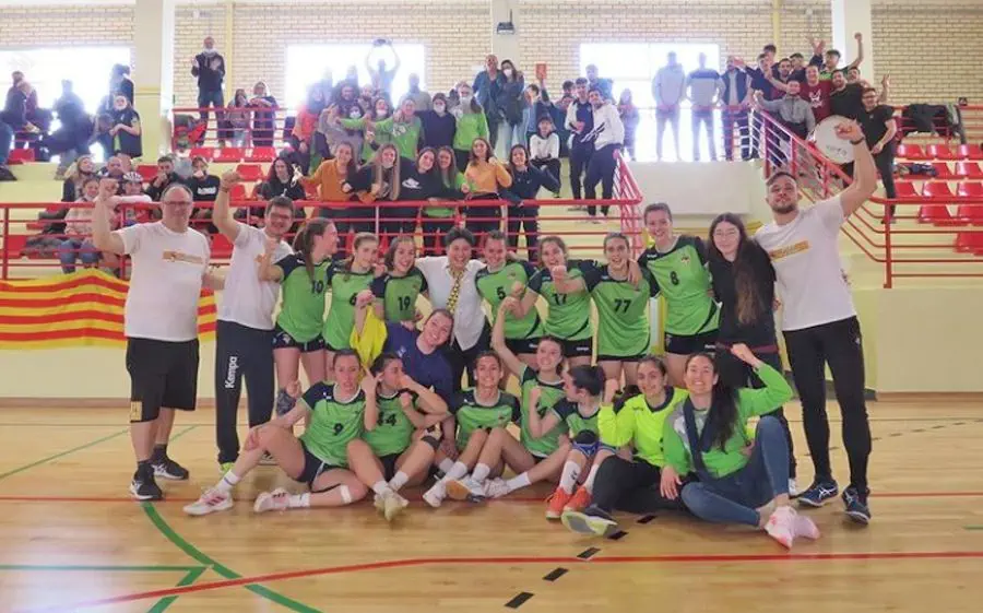 L'equip i l'afició celebrant la classificació per a les fases