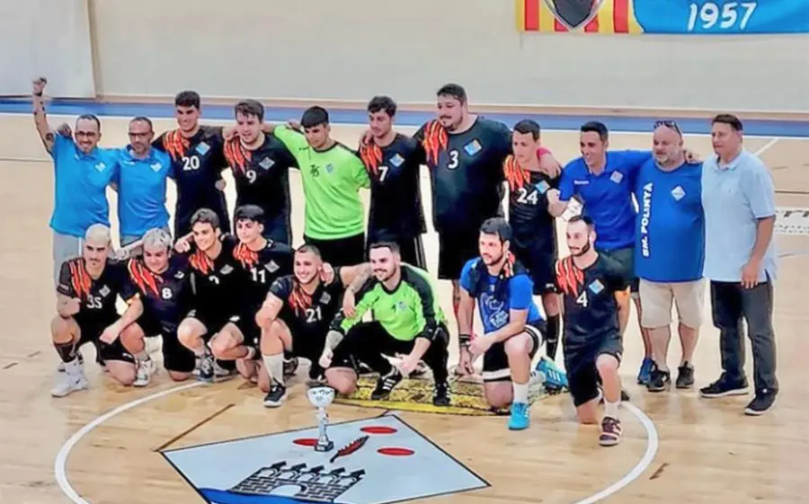 El Polinyà amb la Copa de Campió de 2a