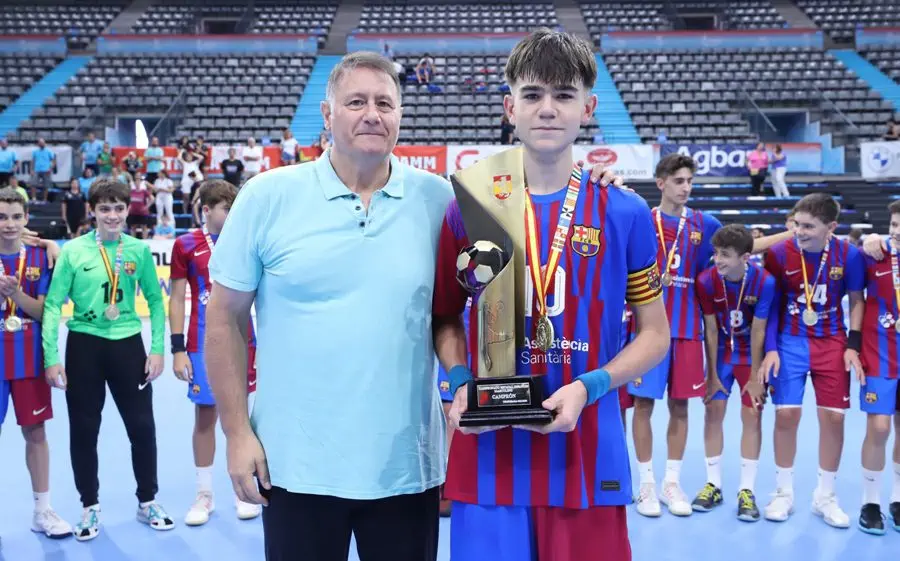 El capità de l'equip blaugrana va rebre la Copa de mans de Jauem Fort, el president de la Federació Catalana