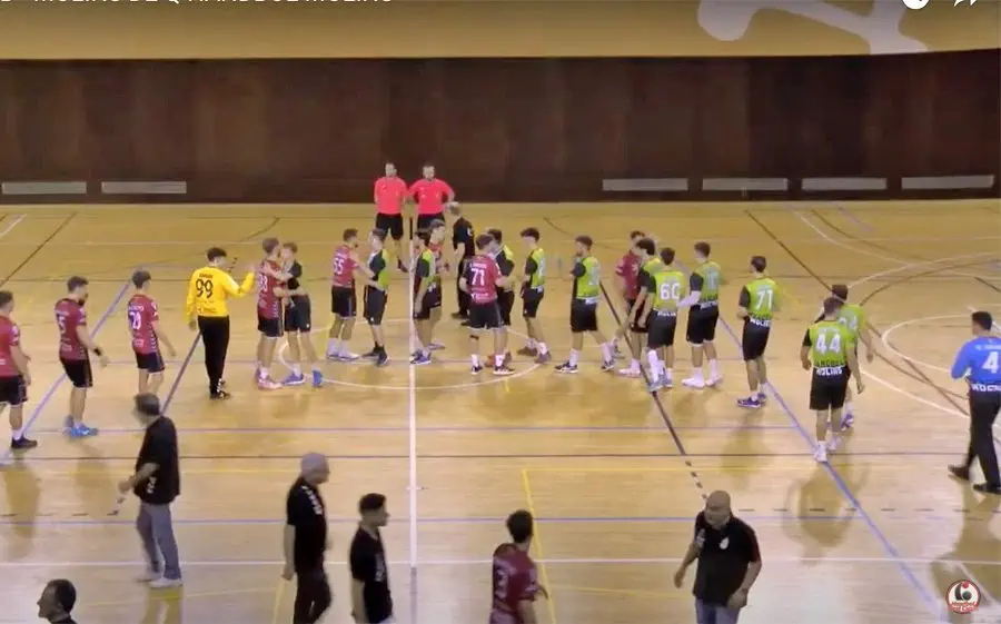 Sant Cugat B i Molins saludant-se al final del matx