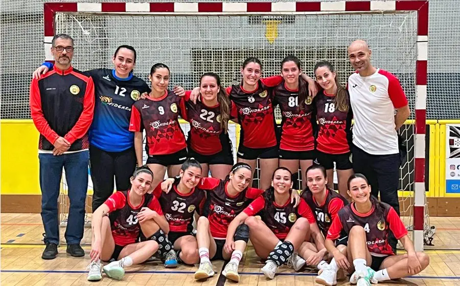 L'equip de l'Handbol Ribes després de guanyar a Martorell