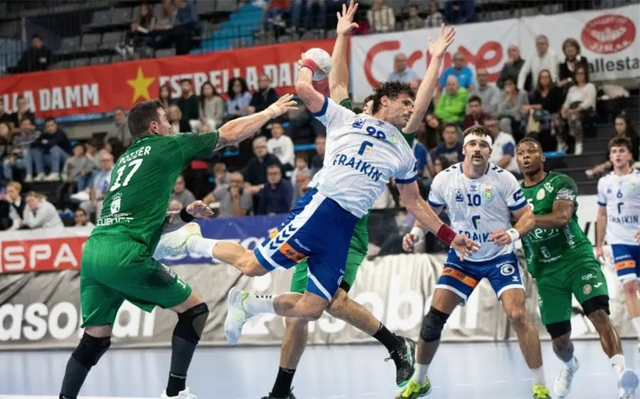 El capità Antonio Garcia Robledo en una acció del partit
