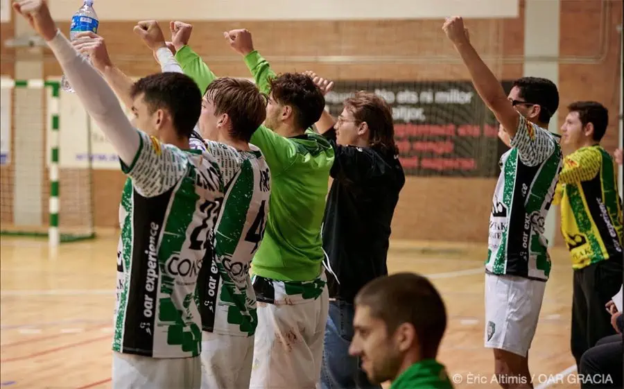 La banqueta de l'OAR Gràcia Athlètic celebrant un gol