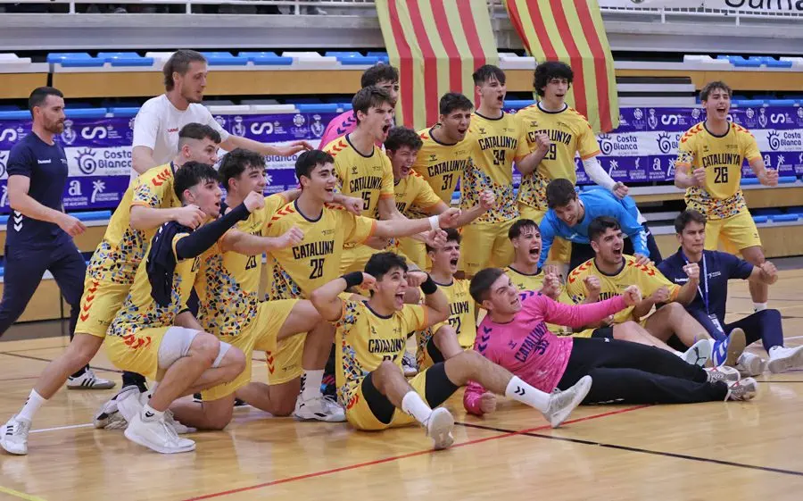 La Selecció Catalana Juvenil Masculina després d'un dels seus triomfs