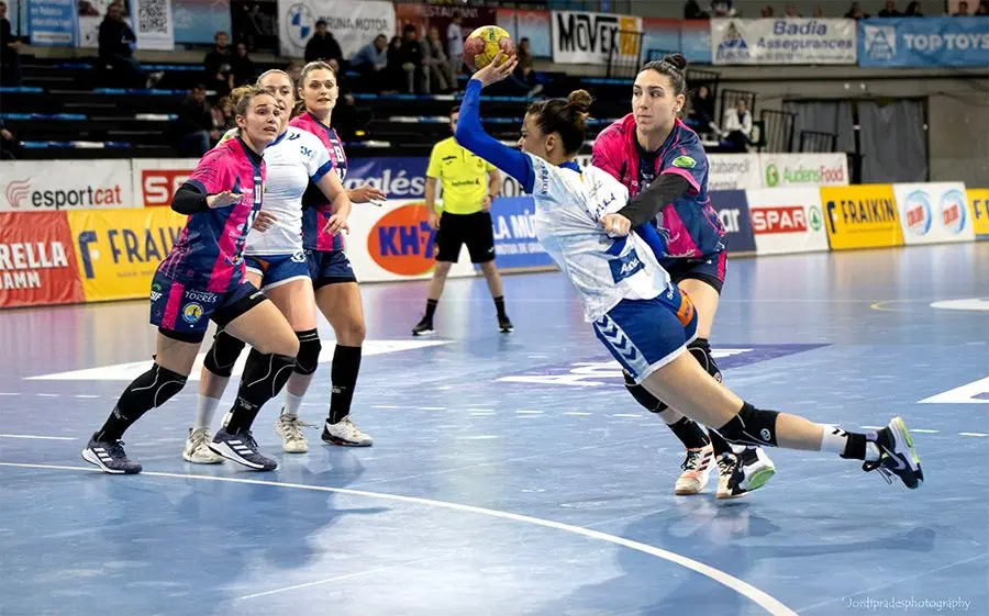 Martina Capdevila superant la defensa malaguenya