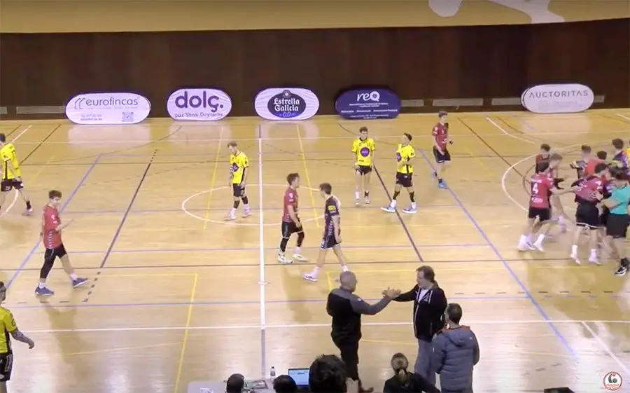 Esportivitat al final d'un partit vibrant en el qual el Sant Cugat B va destronar el líder
