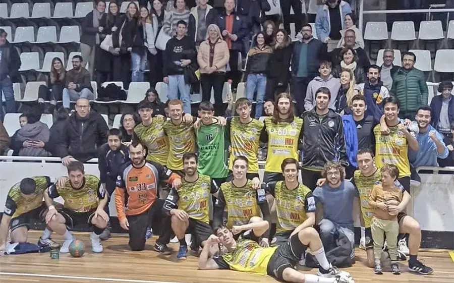 Els jugadors del Fornells i la seva afició a l'acabar el partit a Girona