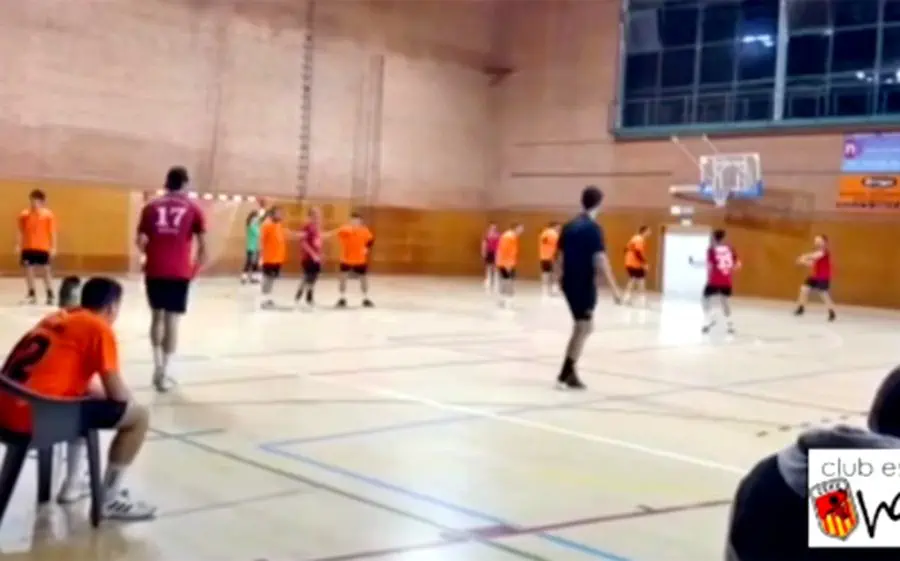 Imatge del partit entre Vendrell i Vallag, dos dels equips que lluiten per la quarta plaça del grup B
