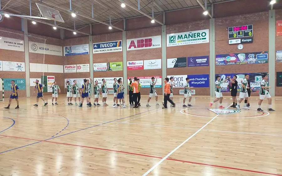 OAR Gràcia B i Igualada saludant-se a l'inici del matx