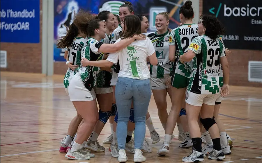 L'equip sabadellenc celebrant el títol