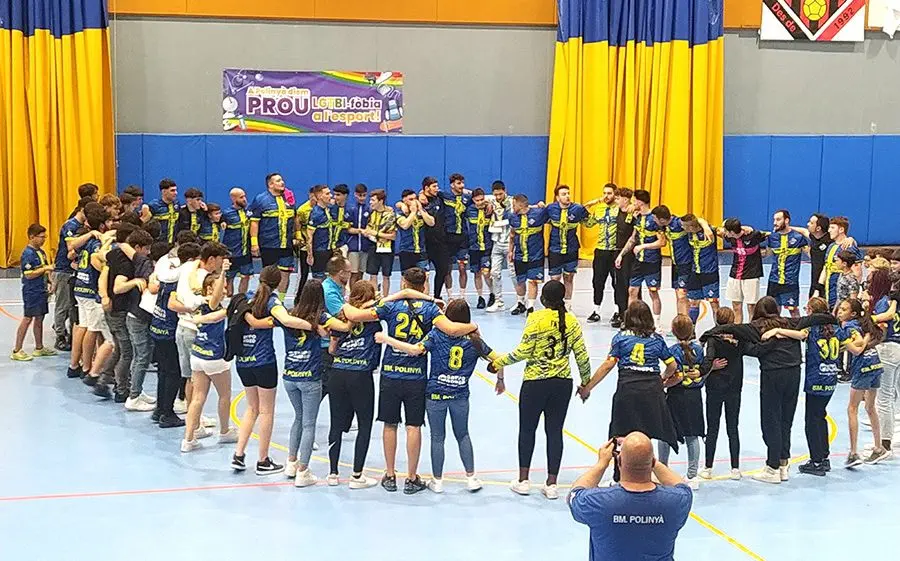 L'equip polinyanenc celebrant l'ascens amb els jugadors de la base