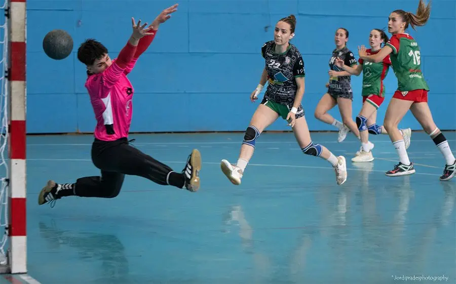 Imatge del partit jugat a Sant Quirze on l'OAR Gràcia Athletic va fer un pas important cap al títol