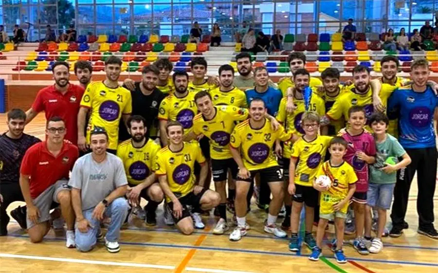 L'equip de La Garriga B va rebre el trofeu de campió de la temporada passada