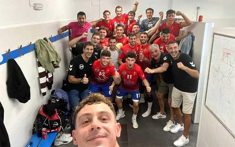 El jugadors del Garbí contents després del segon triomf