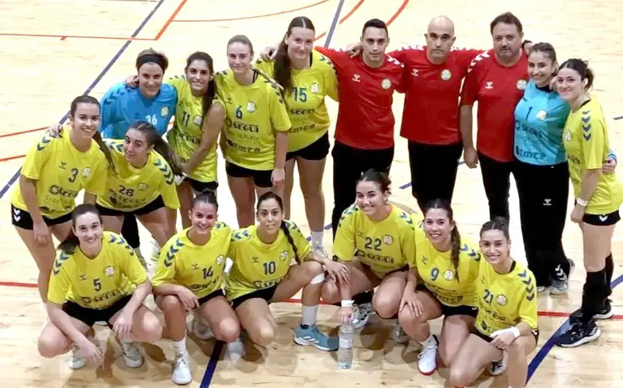 Les jugadores ampostines després del triomf contra BCN Sants