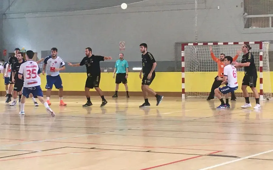 Imatge d'un partit de 1a Catalana al pavelló de Martorell, on es disputa el partit de la jornada