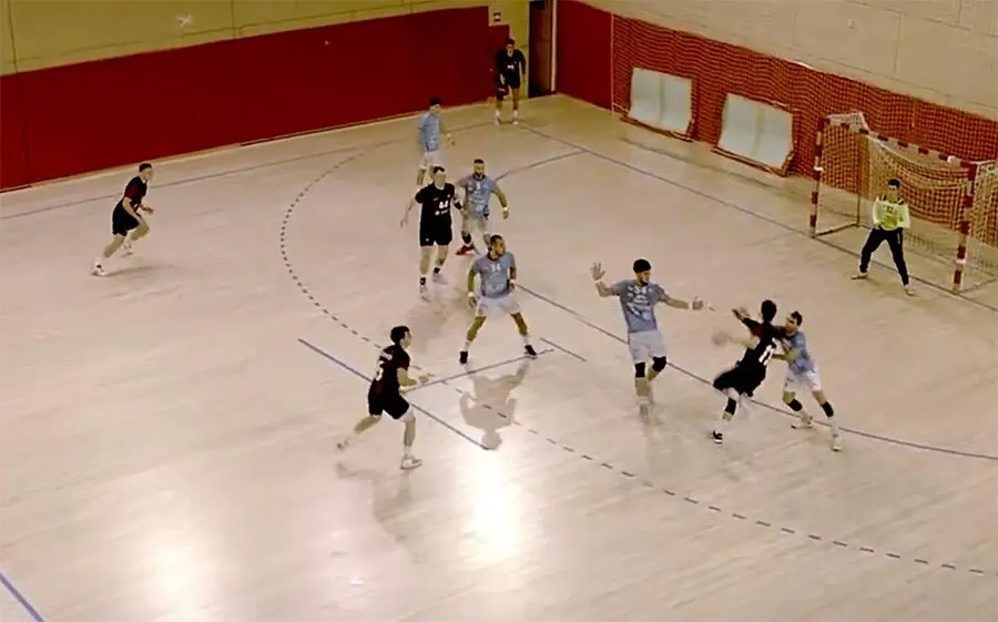 Djordje Cikusa a punt de marcar el primer gol de la segona part