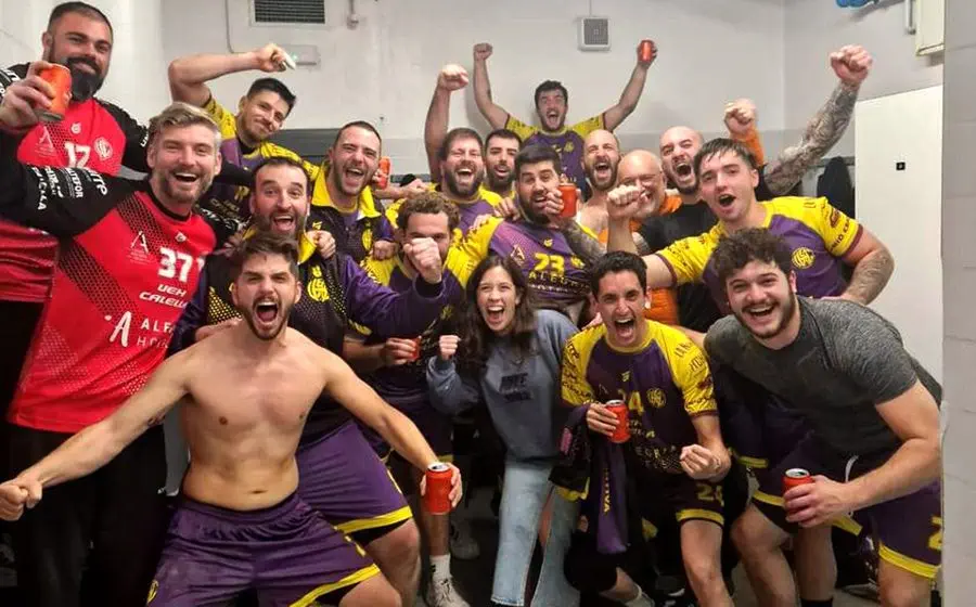L'equip calellenc celebrant el seu onzè triomf consecutiu