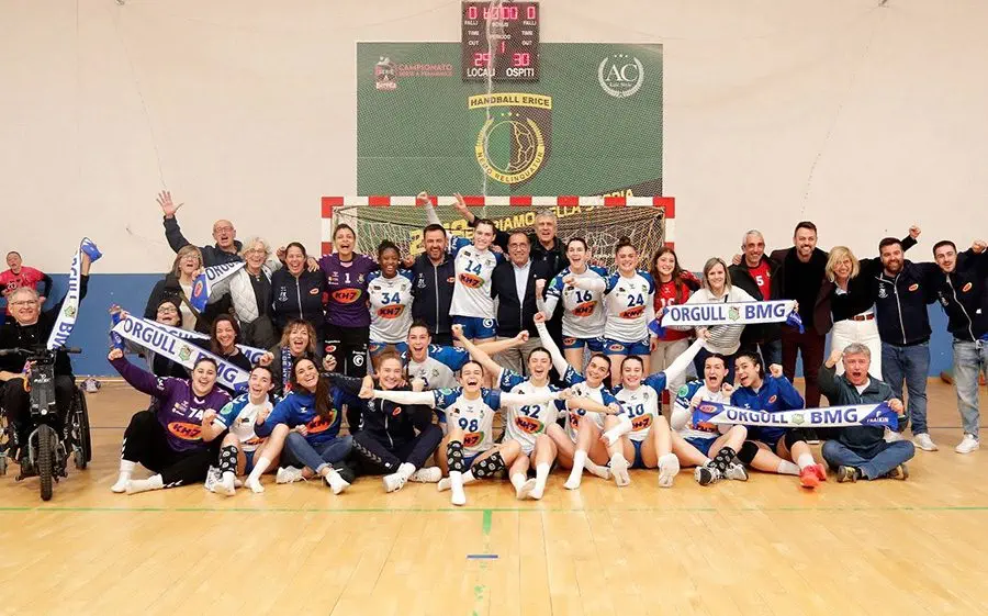 L'equip granollerí, equip tècnic i aficionats que s'han desplaçat, després del triomf