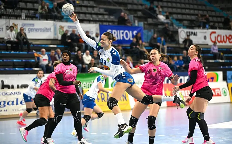 Martina Capdevila culminant una jugada d'atac