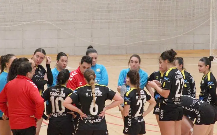 L'equip ampostí en un temps mort en el partit del dissabte