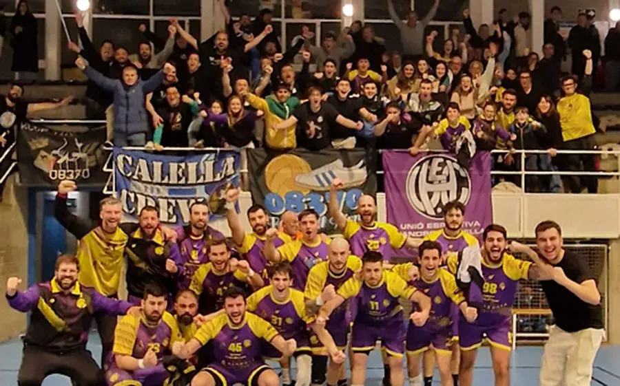 Els jugadors del Calella, amb els aficionats que els van donar suport al Garbí Arena