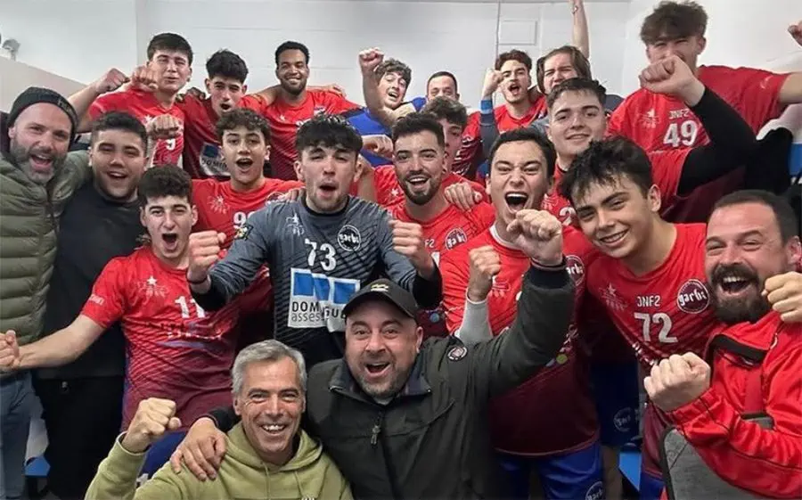 L'equip del Garbí B després d'assolir la classificació per a les fases d'ascens