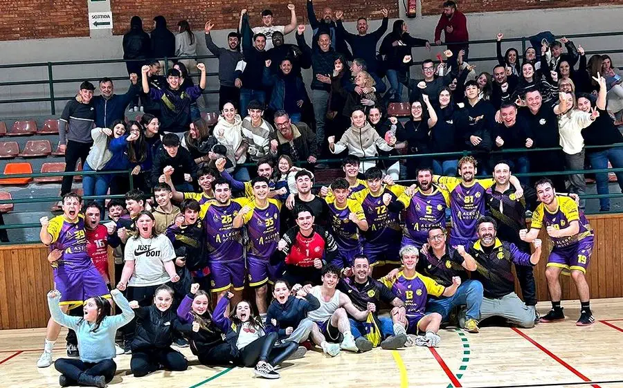 El Calella B després de derrotar el líder