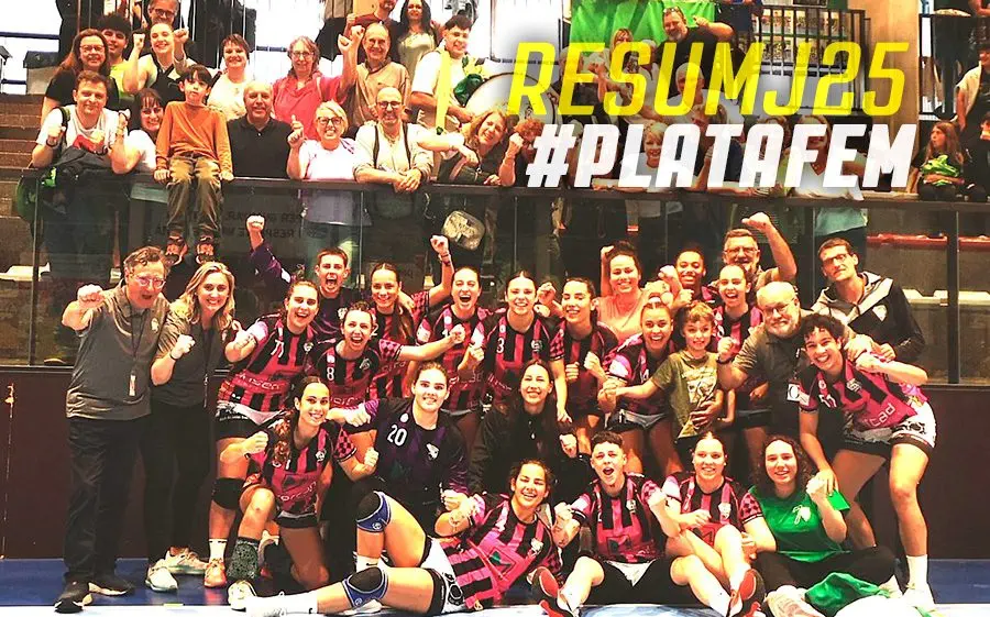 Les jugadores gracienques i part de la seva afició al final del partit