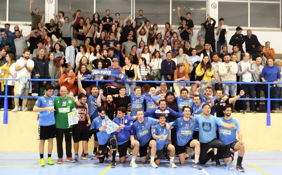 L'equip llavanerenc amb l'afició que li va donar suport