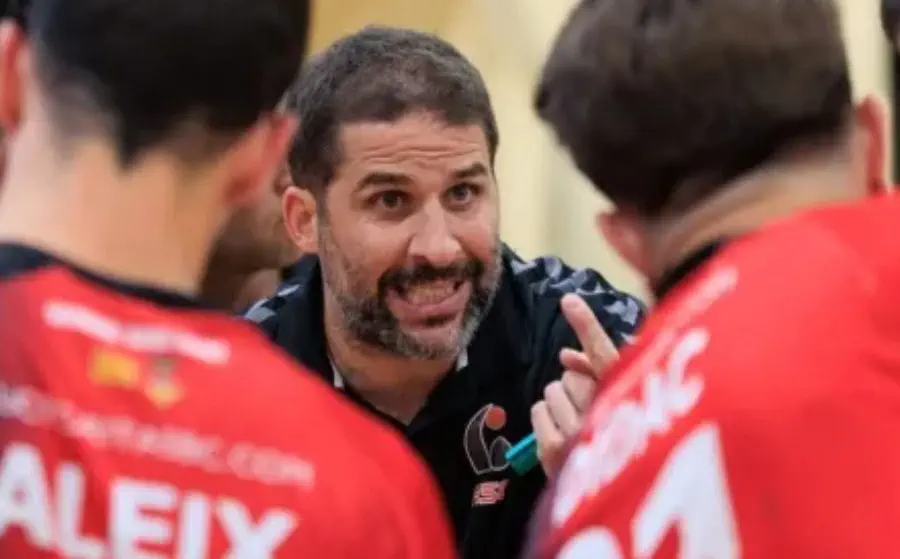 Dani Ariño donant indicacions en un temps mort