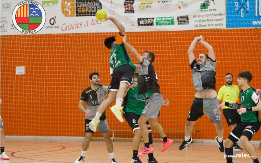 Imatge del partit entre Les Franqueses, campió de 2a, i Berga, revelació del campionat